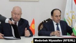 Вице-премьер-министр Кыргызстана Жениш Разаков (слева) и вице-премьер-министр Таджикистана Азим Иброхим.