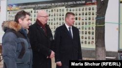 Разом із міністром до стіни пам’яті підходять посли. Зліва – посол України в Чехії Євген Перебийніс, у центрі – посол Чехії в Україні Радек Матула