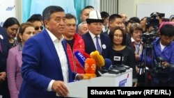 Сооронбай Жээнбеков дауыс беруден кейін баспасөз конференциясында сөйлеп тұр. Бішкек, 15 қазан 2017 жыл.