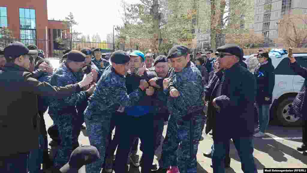 Накануне с призывом выйти на протесты к своим сторонникам обратился живущий за рубежом экс-глава БТА Банка Мухтар Аблязов, критик казахстанских властей. Основанное им движение «Демократический выбор Казахстана» (ДВК) в марте этого года суд в Казахстане признал экстремистской организацией, запретив деятельность ДВК в стране.