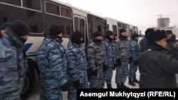 Сотрудники спецподразделения полиции и полицейские автобусы рядом с театром «Астана Опера». Нур-Султан, 21 января 2020 года.