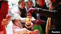 People buy plush toys in Shanghai to mark the upcoming Year of the Snake. It's unlikely that many in Russia will be following suit.