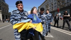 Задержание женщины с украинским флагом в Москве, 1 мая 2014 года