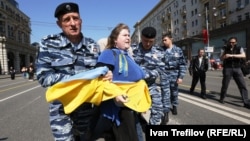 Задержание женщины с украинским флагом в Москве, 1 мая 2014 года