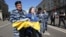 Задержание женщины с украинским флагом в Москве, 1 мая 2014 года