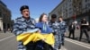 Жінку з українським прапором затримали у Москві. 1 травня  2014 року