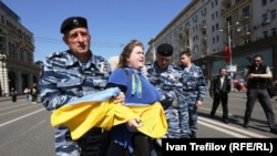 Задержание Екатерины Мальдон на проукраинской акции в Москве 1 мая 2014 года