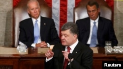 Пётр Порошенко выступает в конгрессе США на Капитолийском холме в Вашингтоне. Его слушают (слева): вице-президент Джо Байден, (справа) председатель палаты представителей Джон Бейнер