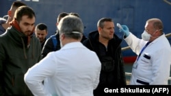 Stafi mjekësor duke kontrolluar pasagjerët që vijnë nga Italia. Durrës, shkurt, 2020.