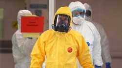 Ruski predsjednik Vladimir Putin u žutom zaštitnom odijelu u bolnici za pacijente za koje se sumnja da su oboljeli od COVID-19, Nova Moskva, Rusija, 24. marta 2020. godine.