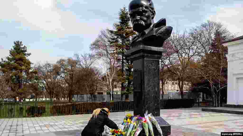 Симферополь. Активисты возлагают цветы к памятнику Тарасу Шевченко