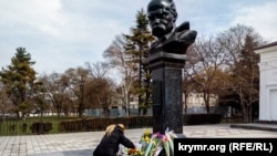 Представительница Украинского культурного центра в Крыму возлагает цветы к памятнику Шевченко в Симферополе, 2018 год