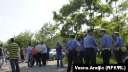 Policajci u selu Lazarevo nakon hapšenja Mladića, 26. maj 2011.