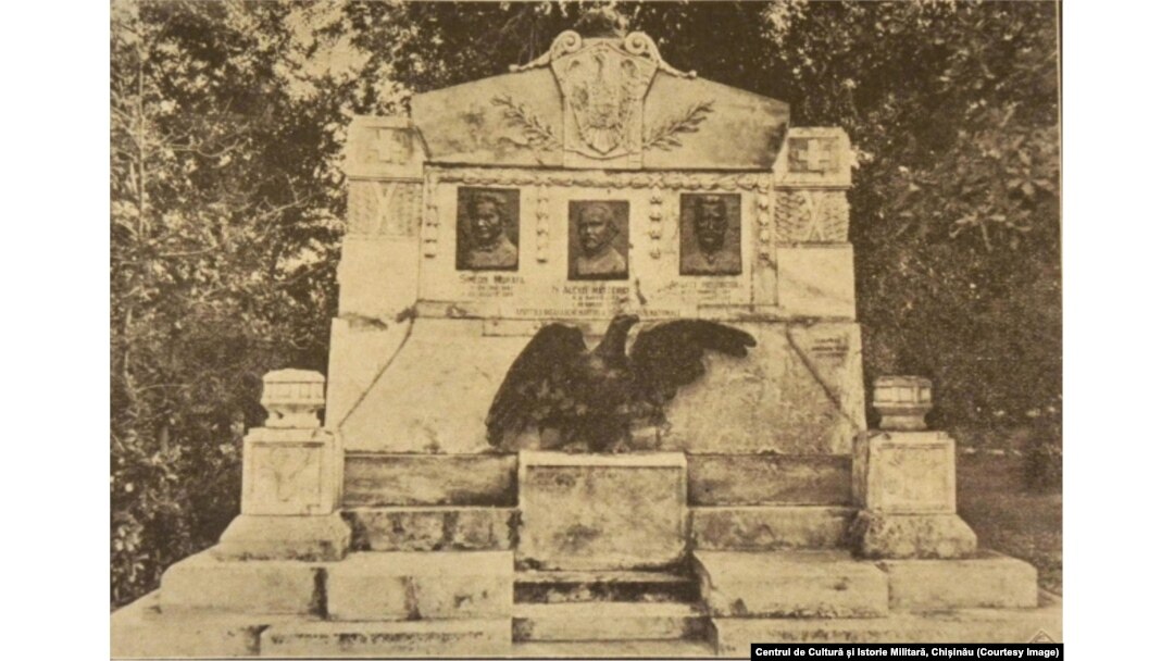 Monumentul „Apostolii Basarabeni” în memoria lui S.Murafa, A.Hodorogea și A.Mateevici, Chișinău (1923)