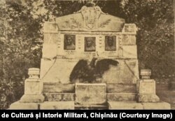 Monumentul „Apostolii Basarabeni” în memoria lui S.Murafa, A.Hodorogea și A.Mateevici, Chișinău (1923)