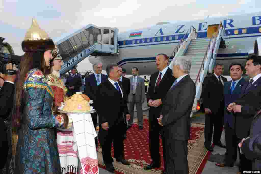 Россия – Президент Азербайджана прибывает в Казань, 24 июня 2011 - Tatarstan -- the official visit of Azerbaijan prezident to Tatarstan started, President Alive arrived to Kazan airport, in the center : Rustem Minnekhanov the President of Tatarstan, Ilham Aliev the Prezident of Azaerbaijan, Farid Mukhametshin the head of Tatarstan Parlament 23 june 2011