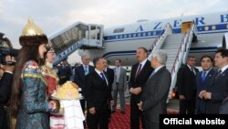Азәрбайҗан президенты Илһам Алиевны Казан һава аланында каршы алу