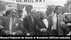 Ion Diaconescu, Corneliu Coposu și Ion Ratiu, la o demonstrație în București, 1990