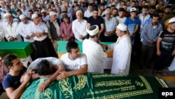 مراسم خاکسپاری قربانیان حمله انتحاری شهر غازیان تیپ ترکیه