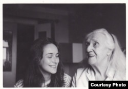 С бабушкой Айви Лоу (Маше 28 лет)