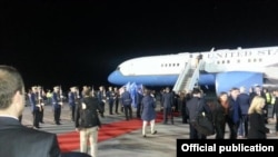 Хилари Клинтон и Кетрин Ештон пристигнуваат на аеродромот во Приштина
