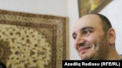 Ադրբեջան - Kanal 13-ի ղեկավար Ազիզ Օրուջևը բանտից դուրս գալուց հետո, ապրիլ, 2018թ.
