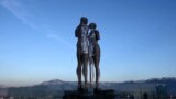 Статуи Али и Нино в Батуми