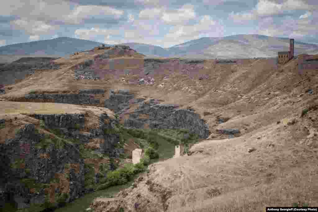 Did Marco Polo go across this bridge? Originally, the Silk Road bypassed Ani, but as the city&#39;s importance grew, merchants changed its course in order to make a stop at Ani. This bridge has stood ruined and abandoned since the great earthquake of 1319. Photo taken in 2003. 