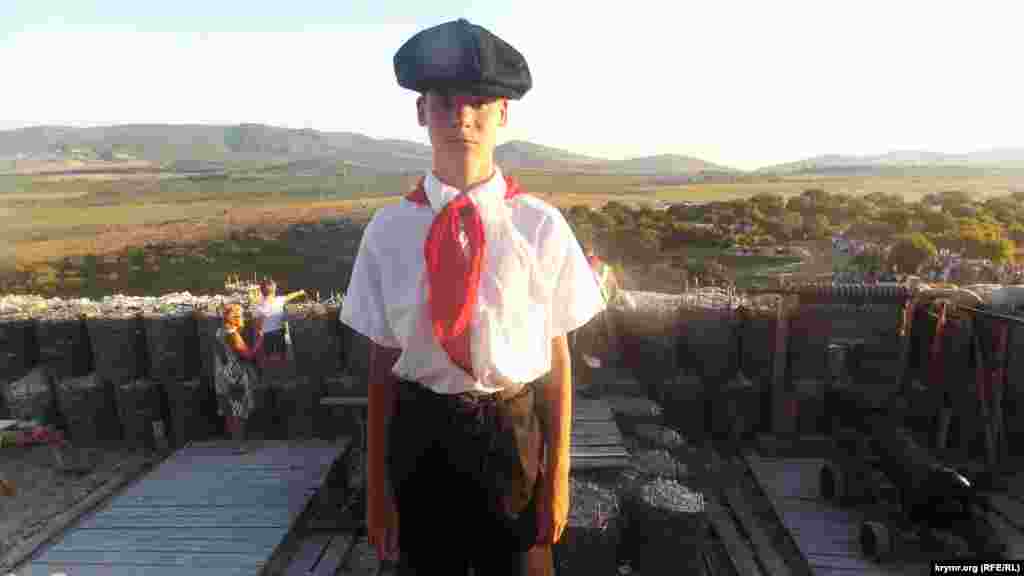 Участник военно-исторического фестиваля в&nbsp;Севастополе на Федюхиных высотах. Ребенок повязал пионерский галстук