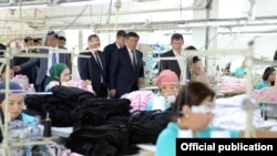 Президент Сооронбай Жээнбеков «Бишкек» эркин экономикалык аймагындагы текстил ишканасын көрүп жаткан учуру. Архивдик сүрөт.