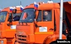 Vladimir Putin închide ușa unui camion Kamaz în timpul ceremoniei de inaugurare a podului Kerci, în 2018.