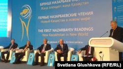 Министр культуры Мухтар Кул-Мухаммед (крайний слева) на Назарбаевских чтениях "Новый Казахстан в новом мире". Астана, ноябрь 2012 года.
