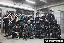 Група японських «косплеєрів», одягнені як російська поліція і бандити