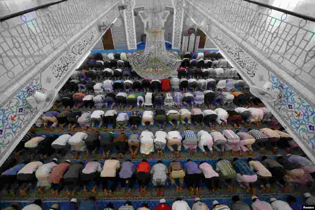 Malaziya müsəlmanları Kuala Lumpurda yerləşən məsciddə ibadət edirlər