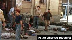 Scena ispred tržnice Markale u Sarajevu nakon minobacačkog napada. 28. avgust 1995. godine.