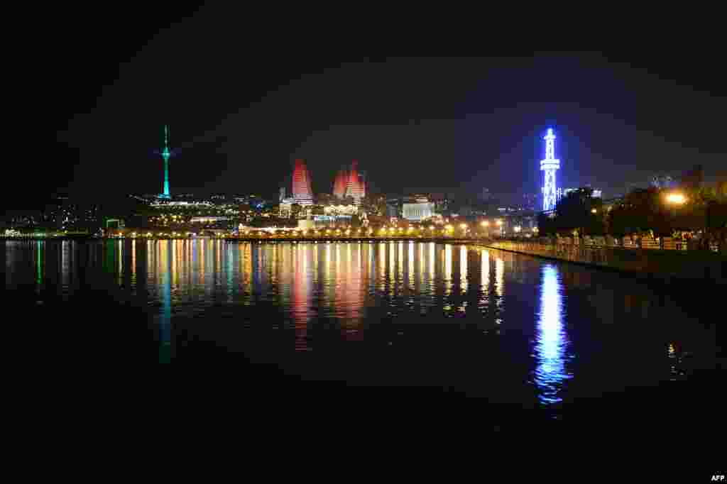 Bakuwyň gije düşürlen suraty. &ldquo;Flame Towers&rdquo; (merkezde).