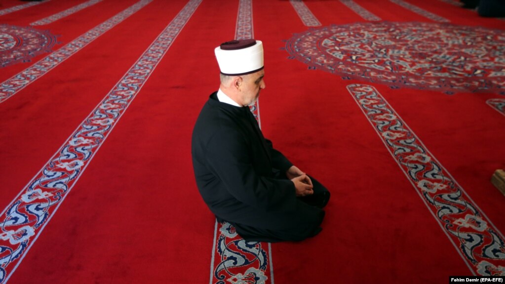 ボスニアのムスリムコミュニティのリーダーであるグランドムフティフセインカバゾビッチは、4月24日にサラエボのガジフスレフベイモスクで一人で祈ります。