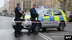 Британские полицейские оцепили территорию вокруг парламента. Лондон, 22 марта 2017 года.