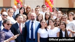 Armenia - Prime Minister Nikol Pashinian and Chinese Ambassador Tian Erlong pose for a photograph with students of the Chinese-Armenian Friendship School in Yerevan, 22 August 2018.