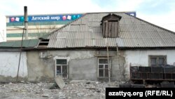Старый дом, в котором проживает семья Сатпаевых. Астана, апрель 2014 года.