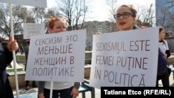 La un protest împotriva discriminării în bază de gen la Chişinău. 8 martie 2016