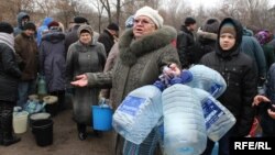 Жители Торецка (Донецкая область) в очереди за водой (иллюстративное фото)