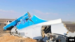 На месте крушения пассажирского самолета российской авиакомпании Metrojet в Египте. Полуостров Синай, 31 октября 2015 года.