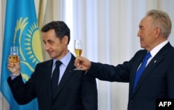 Президент Франции Николя Саркози и президент Казахстана Нурсултан Назарбаев поднимают тост в Астане. 6 октября 2009 года.