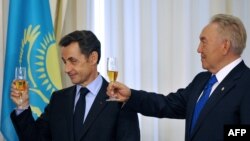 Франция президенті Николя Саркози (сол жақта) мен Қазақстан президенті Нұрсұлтан Назарбаев. Астана, 6 қазан 2009 жыл.
