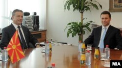 Средба меѓу поранешните премиери на Mакедонија, Бранко Црвенковски и Никола Груевски.