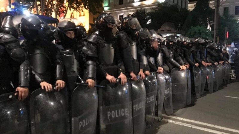 В Тбилиси к зданию парламента стянуты дополнительные силы полиции 