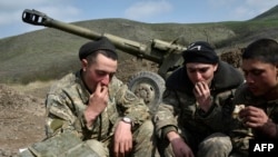Нагорный Карабах - Военнослужащие Армии обороны Нагорного Карабаха завтракают на позициях близ села Матагис (в 70 км от Степанакерта), 6 апреля 2016 г.