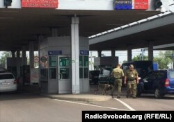 Прикордонники перевіряють автомобіль у пункті пропуску «Дорогуськ»