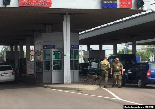 Прикордонники перевіряють автомобіль у пункті пропуску «Дорогуськ»